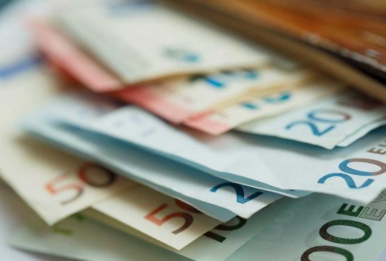 Χαρτονομίσματα ευρώ μέσα σε πορτοφόλι