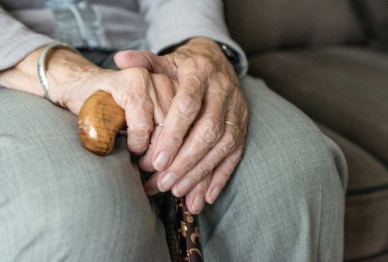 Ανοιχτό πλάνο σε χέρια ηλικιωμένης γυναίκας που κρατάει μπαστούνι