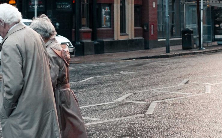 Ζευγάρι ηλικιωμένων περπατάει στον δρόμο