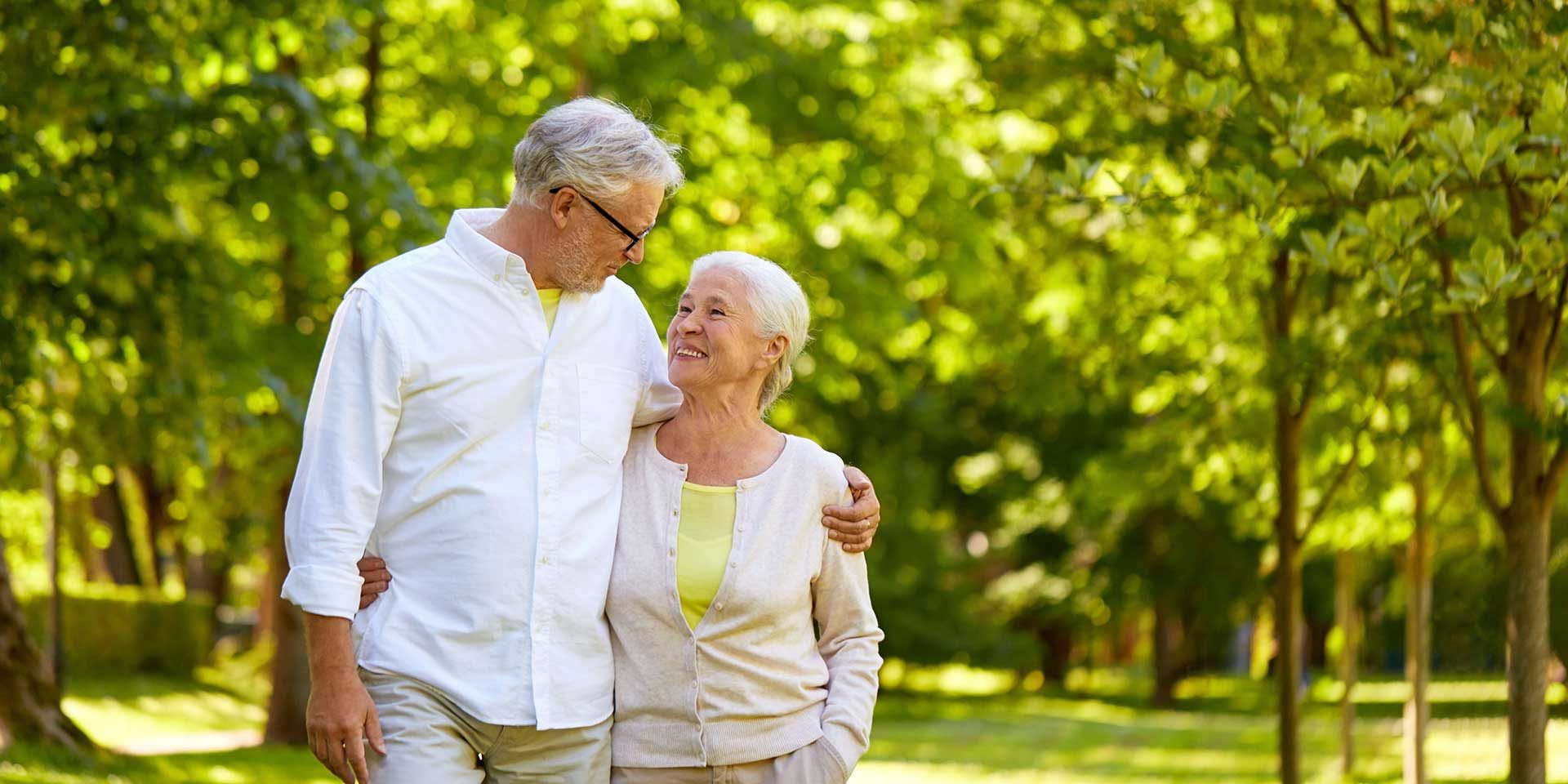 Ζευγάρι ηλικιωμένων περπατάει αγκαλιασμένο